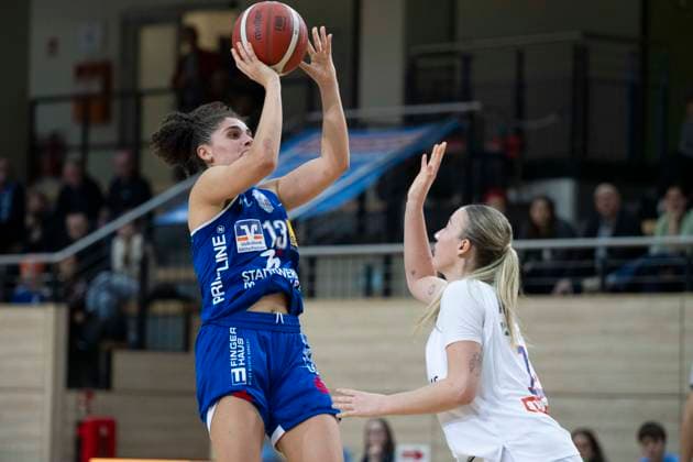 Toyota DBBL - 2025 2026 - Syntainics MBC vs.BC Marburg Halle Saale, Deutschland 07.Dezember 2025: Im Bild:v.li.Sara Guerreiro (Marburg) und Anna Alborova (Halle) Halle Saale swh.Arena Sachsen-Anhalt Deutschland
