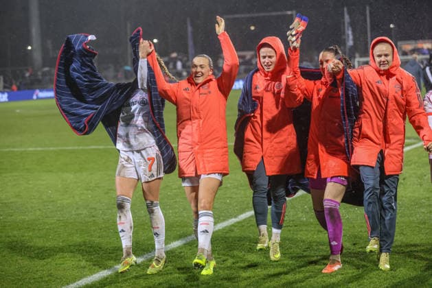 GER, Frankfurt, Eintracht Frankfurt vs FC Bayern München, Google Pixel Bundesliga, Fussball, DFB, Spielzeit 2025 2026, Stadion am Brentanobad, 12. Spieltag im Bild: 5:0 gewinn FC Bayern München Frauen nach Toren gegen Eintracht Frankfurt, Freude und Emotionen DFB DFL REGULATIONS PROHIBIT ANY USE OF PHOTOGRAPHS AS IMAGE SEQUENCES AND OR QUASI-VIDEO, 07.12.2026 Copyright: HMBxMedia HendrikxHamelau
