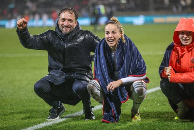 GER, Frankfurt, Eintracht Frankfurt vs FC Bayern München, Google Pixel Bundesliga, Fussball, DFB, Spielzeit 2025 2026, Stadion am Brentanobad, 12. Spieltag im Bild: 5:0 gewinn FC Bayern München Frauen nach Toren gegen Eintracht Frankfurt, Freude und Emotionen, Josà Barcala (Trainer Bayern München), Giulia Gwinn (Bayern München 7) DFB DFL REGULATIONS PROHIBIT ANY USE OF PHOTOGRAPHS AS IMAGE SEQUENCES AND OR QUASI-VIDEO, 07.12.2026 Copyright: HMBxMedia HendrikxHamelau