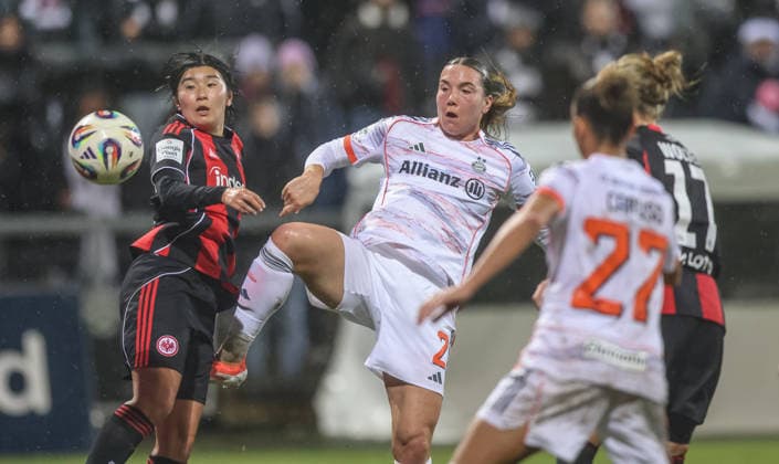 GER, Frankfurt, Eintracht Frankfurt vs FC Bayern München, Google Pixel Bundesliga, Fussball, DFB, Spielzeit 2025 2026, Stadion am Brentanobad, 12. Spieltag im Bild v.l.: Remina Chiba (Eintracht Frankfurt 15), Vanessa Gilles (Bayern München 2), Zweikampf, Kopfballduell DFB DFL REGULATIONS PROHIBIT ANY USE OF PHOTOGRAPHS AS IMAGE SEQUENCES AND OR QUASI-VIDEO, 07.12.2026 Copyright: HMBxMedia HendrikxHamelau