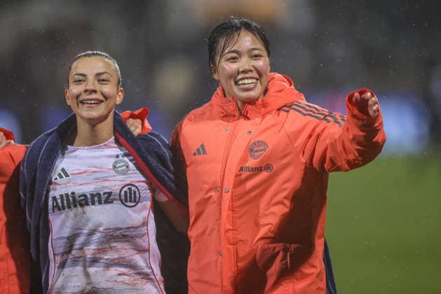 GER, Frankfurt, Eintracht Frankfurt vs FC Bayern München, Google Pixel Bundesliga, Fussball, DFB, Spielzeit 2025 2026, Stadion am Brentanobad, 12. Spieltag im Bild: 5:0 gewinn FC Bayern München Frauen nach Toren gegen Eintracht Frankfurt, Freude und Emotionen, Arianna Caruso (Bayern München 27), Momoko Tanikawa (Bayern München 18) DFB DFL REGULATIONS PROHIBIT ANY USE OF PHOTOGRAPHS AS IMAGE SEQUENCES AND OR QUASI-VIDEO, 07.12.2026 Copyright: HMBxMedia HendrikxHamelau