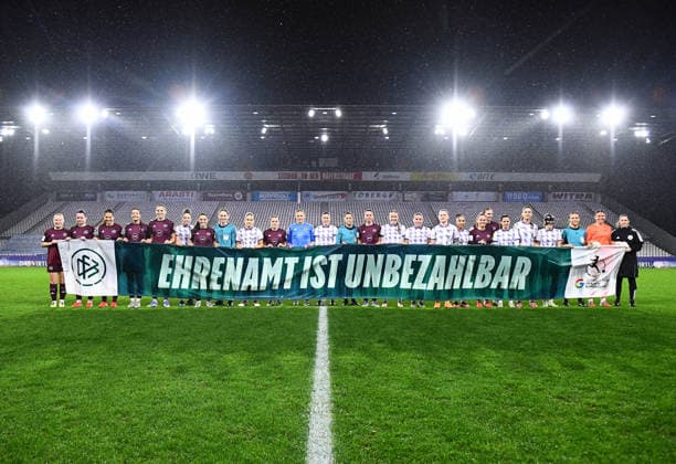 Fußball Google Pixel Frauen-Bundesliga Saison 2025 2026 12. Spieltag: SGS Essen - 1. FC Nürnberg am 07.12.2025 im Stadion an der Hafenstraße in Essen Die Mannschaften bedanken sich bei Ehrenamt DFB regulations prohibit any use of photographs as image sequences and or quasi-video. Nordrhein-Westfalen Deutschland