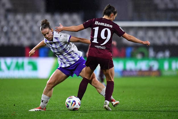 Fußball Google Pixel Frauen-Bundesliga Saison 2025 2026 12. Spieltag: SGS Essen - 1. FC Nürnberg am 07.12.2025 im Stadion an der Hafenstraße in Essen Paulina Ruth Eugenie Platner ( SGS Essen ), links - Sanja Homann ( 1. FC Nürnberg ), rechts DFB regulations prohibit any use of photographs as image sequences and or quasi-video. Nordrhein-Westfalen Deutschland