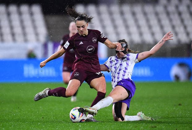 Fußball Google Pixel Frauen-Bundesliga Saison 2025 2026 12. Spieltag: SGS Essen - 1. FC Nürnberg am 07.12.2025 im Stadion an der Hafenstraße in Essen Sanja Homann ( 1. FC Nürnberg ), links - Paula Flach ( SGS Essen ), rechts DFB regulations prohibit any use of photographs as image sequences and or quasi-video. Nordrhein-Westfalen Deutschland
