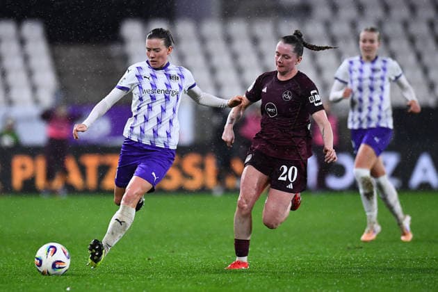 Fußball Google Pixel Frauen-Bundesliga Saison 2025 2026 12. Spieltag: SGS Essen - 1. FC Nürnberg am 07.12.2025 im Stadion an der Hafenstraße in Essen Lena Ostermeier ( SGS Essen ), links - Jacqueline Baumgärtel ( 1. FC Nürnberg ), rechts DFB regulations prohibit any use of photographs as image sequences and or quasi-video. Nordrhein-Westfalen Deutschland