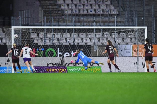 Fußball Google Pixel Frauen-Bundesliga Saison 2025 2026 12. Spieltag: SGS Essen - 1. FC Nürnberg am 07.12.2025 im Stadion an der Hafenstraße in Essen Vanessa Fürst ( SGS Essen ) trifft zum 1:0 DFB regulations prohibit any use of photographs as image sequences and or quasi-video. Nordrhein-Westfalen Deutschland