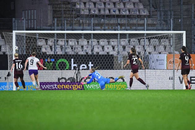 Fußball Google Pixel Frauen-Bundesliga Saison 2025 2026 12. Spieltag: SGS Essen - 1. FC Nürnberg am 07.12.2025 im Stadion an der Hafenstraße in Essen Vanessa Fürst ( SGS Essen ) trifft zum 1:0 DFB regulations prohibit any use of photographs as image sequences and or quasi-video. Nordrhein-Westfalen Deutschland