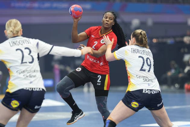 Angola - Schweden, IHF Handball-WM der Frauen Vilma Nenganga (Angola, 2) gegen Emma Lindkvist (Schweden, 23) und Kristin Thorleifsdottir (Schweden, 29). 3. Hauptrundenspiel der Handball-WM der Frauen zwischen Angola und Schweden am 7. Dezember 2025 in der Westfalenhalle in Dortmund., Dortmund Nordrhein-Westfalen Deutschland Westfalenhalle