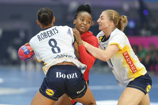Angola - Schweden, IHF Handball-WM der Frauen Helena Paulo (Angola, 8) gegen Jamina Roberts (Schweden, 8) und Linn Blohm (Schweden, 7). 3. Hauptrundenspiel der Handball-WM der Frauen zwischen Angola und Schweden am 7. Dezember 2025 in der Westfalenhalle in Dortmund., Dortmund Nordrhein-Westfalen Deutschland Westfalenhalle