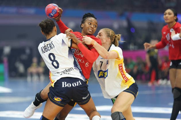 Angola - Schweden, IHF Handball-WM der Frauen Helena Paulo (Angola, 8) gegen Jamina Roberts (Schweden, 8) und Linn Blohm (Schweden, 7). 3. Hauptrundenspiel der Handball-WM der Frauen zwischen Angola und Schweden am 7. Dezember 2025 in der Westfalenhalle in Dortmund., Dortmund Nordrhein-Westfalen Deutschland Westfalenhalle