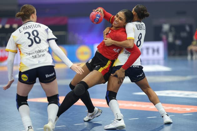 Angola - Schweden, IHF Handball-WM der Frauen Albertina Kassoma (Angola, 10) wird von Jamina Roberts (Schweden, 8) umklammert. Links Elin Hansson (Schweden, 38). 3. Hauptrundenspiel der Handball-WM der Frauen zwischen Angola und Schweden am 7. Dezember 2025 in der Westfalenhalle in Dortmund., Dortmund Nordrhein-Westfalen Deutschland Westfalenhalle