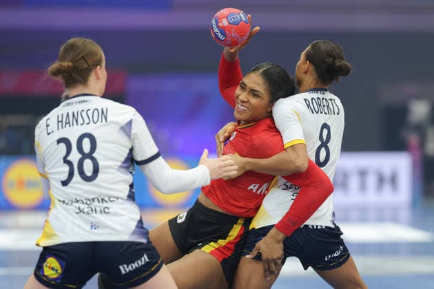 Angola - Schweden, IHF Handball-WM der Frauen Albertina Kassoma (Angola, 10) wird von Jamina Roberts (Schweden, 8) umklammert. Links Elin Hansson (Schweden, 38). 3. Hauptrundenspiel der Handball-WM der Frauen zwischen Angola und Schweden am 7. Dezember 2025 in der Westfalenhalle in Dortmund., Dortmund Nordrhein-Westfalen Deutschland Westfalenhalle