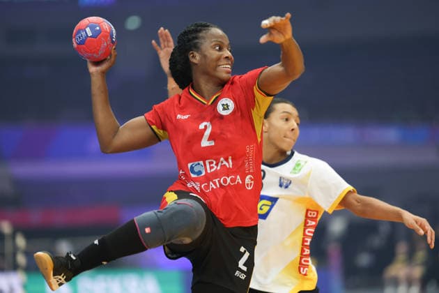 Angola - Schweden, IHF Handball-WM der Frauen Vilma Nenganga (Angola, 2). 3. Hauptrundenspiel der Handball-WM der Frauen zwischen Angola und Schweden am 7. Dezember 2025 in der Westfalenhalle in Dortmund., Dortmund Nordrhein-Westfalen Deutschland Westfalenhalle