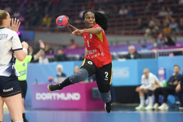 Angola - Schweden, IHF Handball-WM der Frauen Vilma Nenganga (Angola, 2). 3. Hauptrundenspiel der Handball-WM der Frauen zwischen Angola und Schweden am 7. Dezember 2025 in der Westfalenhalle in Dortmund., Dortmund Nordrhein-Westfalen Deutschland Westfalenhalle