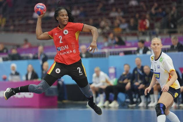Angola - Schweden, IHF Handball-WM der Frauen Vilma Nenganga (Angola, 2), rechts Nina Koppang (Schweden, 3). 3. Hauptrundenspiel der Handball-WM der Frauen zwischen Angola und Schweden am 7. Dezember 2025 in der Westfalenhalle in Dortmund., Dortmund Nordrhein-Westfalen Deutschland Westfalenhalle