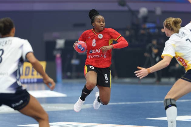 Angola - Schweden, IHF Handball-WM der Frauen Helena Paulo (Angola, 8). 3. Hauptrundenspiel der Handball-WM der Frauen zwischen Angola und Schweden am 7. Dezember 2025 in der Westfalenhalle in Dortmund., Dortmund Nordrhein-Westfalen Deutschland Westfalenhalle