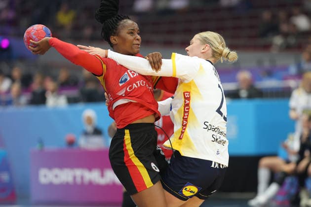Angola - Schweden, IHF Handball-WM der Frauen Helena Paulo (Angola, 8) gegen Emma Lindkvist (Schweden, 23). 3. Hauptrundenspiel der Handball-WM der Frauen zwischen Angola und Schweden am 7. Dezember 2025 in der Westfalenhalle in Dortmund., Dortmund Nordrhein-Westfalen Deutschland Westfalenhalle