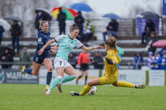 07.12.2025, Fußball, 2. Frauen-Bundesliga, 2025 2026, 12. Spieltag, SC Sand - SG 99 Andernach Carolin Schraa (7 Andernach) mit der Chance, den Ball an Torhüterin Jule Baum (1 Sand) vorbeizulegen.