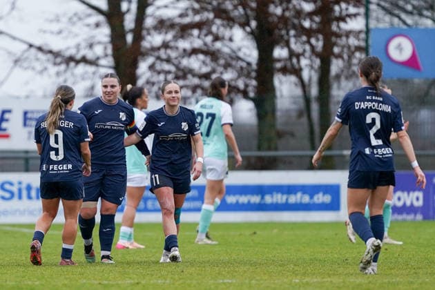 07.12.2025, Fußball, 2. Frauen-Bundesliga, 2025 2026, 12. Spieltag, SC Sand - SG 99 Andernach Julia Matuschewski (10 Sand) freut sich mit Pija Reininger (9 Sand) und Leni Fischer (11 Sand) über ihr Tor.