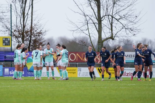 07.12.2025, Fußball, 2. Frauen-Bundesliga, 2025 2026, 12. Spieltag, SC Sand - SG 99 Andernach Freude bei Sands Spielerinnen nach dem überraschenden 2:0. Gesprächsbedarf bei Andernachs Spielerinnen.