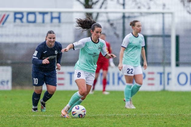 07.12.2025, Fußball, 2. Frauen-Bundesliga, 2025 2026, 12. Spieltag, SC Sand - SG 99 Andernach Lisa Kossmann (6 Andernach) mit dem Ball am Fuß.