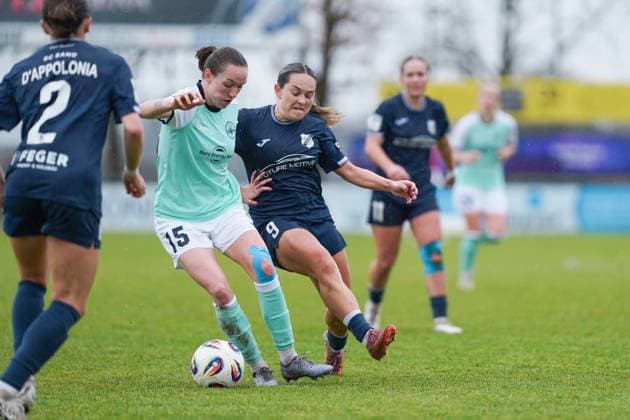 07.12.2025, Fußball, 2. Frauen-Bundesliga, 2025 2026, 12. Spieltag, SC Sand - SG 99 Andernach Vanessa Zilligen (15 Andernach) und Pija Reininger (9 Sand) im Zweikampf.