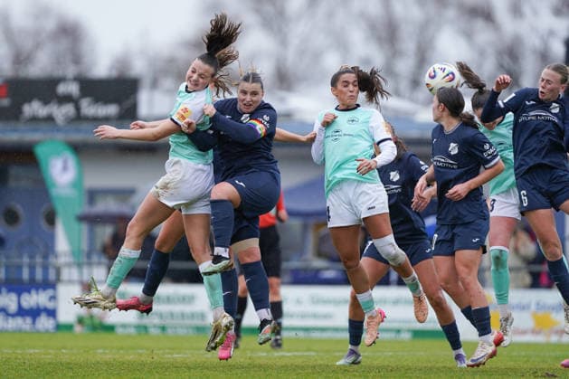 07.12.2025, Fußball, 2. Frauen-Bundesliga, 2025 2026, 12. Spieltag, SC Sand - SG 99 Andernach Eine der seltenen Chancen für Andernach nach einem Freistoß. Malou Müller (ganz links im grünen Trikot) versuchte den Ball in Richtung des Tores zu leiten.
