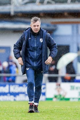 07.12.2025, Fußball, 2. Frauen-Bundesliga, 2025 2026, 12. Spieltag, SC Sand - SG 99 Andernach Cheftrainer Alexander Fischinger (Sand) läuft auf dem Rasen.