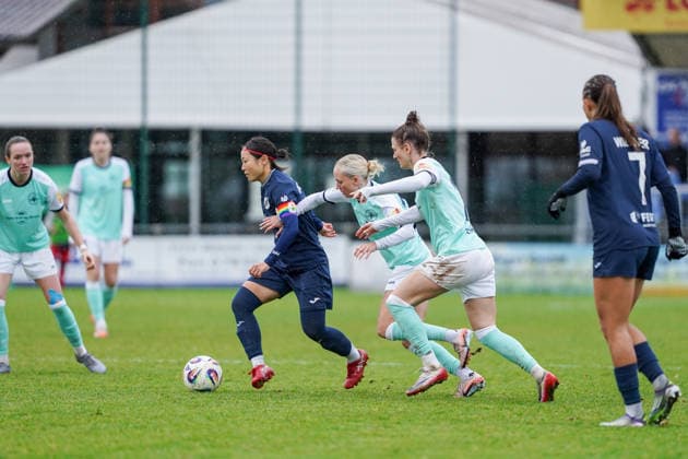 07.12.2025, Fußball, 2. Frauen-Bundesliga, 2025 2026, 12. Spieltag, SC Sand - SG 99 Andernach Rio Takizawa (17 Sand) wird von Isabel Pfeiffer (21 Andernach) und Carolin Schraa (7 Andernach) verfolgt.