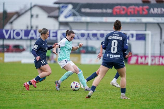 07.12.2025, Fußball, 2. Frauen-Bundesliga, 2025 2026, 12. Spieltag, SC Sand - SG 99 Andernach Vanessa Zilligen (15 Andernach) versucht sich gegen Leni Fischer (11 Sand) durchzusetzen.
