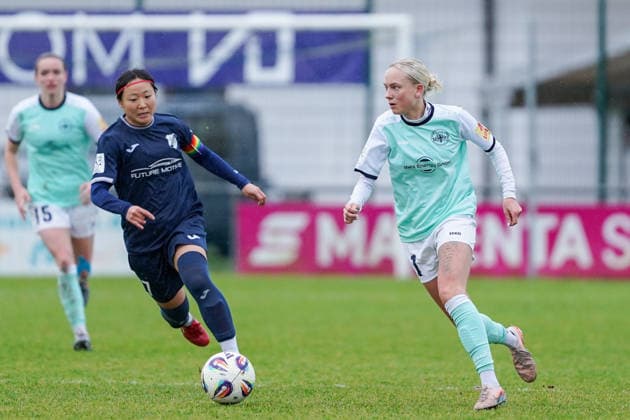 07.12.2025, Fußball, 2. Frauen-Bundesliga, 2025 2026, 12. Spieltag, SC Sand - SG 99 Andernach Isabel Pfeiffer (21 Andernach) mit dem Ball. Rio Takizawa (17 Sand) läuft ihr hinter her.