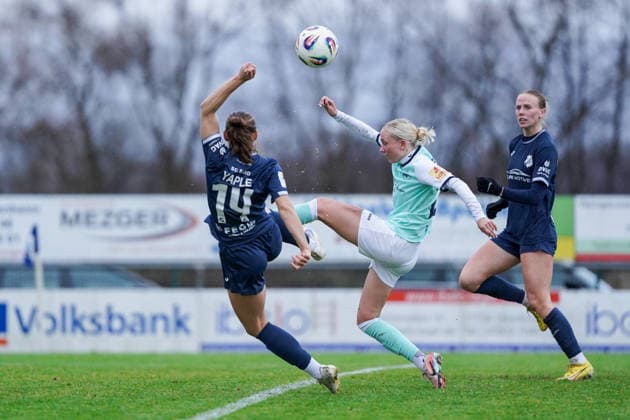 07.12.2025, Fußball, 2. Frauen-Bundesliga, 2025 2026, 12. Spieltag, SC Sand - SG 99 Andernach Isabel Pfeiffer (21 Andernach) und Emily Yaple (14 Sand) gehen im Sander Strafraum zum Ball.