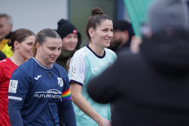 07.12.2025, Fußball, 2. Frauen-Bundesliga, 2025 2026, 12. Spieltag, SC Sand - SG 99 Andernach Julia Matuschewski (10 Sand) und Magdalena Schumacher (23 Andernach) während des Einlaufens.