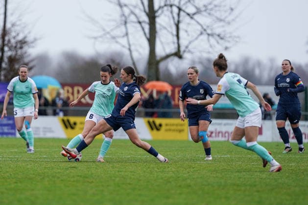 07.12.2025, Fußball, 2. Frauen-Bundesliga, 2025 2026, 12. Spieltag, SC Sand - SG 99 Andernach Lisa Kossmann (6 Andernach) und Alana Murphy (20 Sand) im Zweikampf um den Ball.