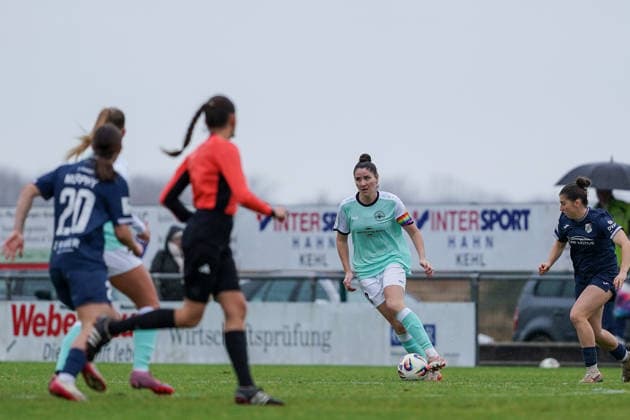 07.12.2025, Fußball, 2. Frauen-Bundesliga, 2025 2026, 12. Spieltag, SC Sand - SG 99 Andernach Magdalena Schumacher (23 Andernach) mit dem Ball am Fuß.