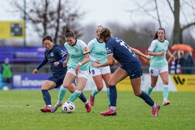 07.12.2025, Fußball, 2. Frauen-Bundesliga, 2025 2026, 12. Spieltag, SC Sand - SG 99 Andernach Carolin Schraa (7 Andernach) wird von Rio Takizawa (17 Sand) attackiert.