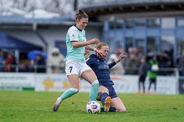 07.12.2025, Fußball, 2. Frauen-Bundesliga, 2025 2026, 12. Spieltag, SC Sand - SG 99 Andernach Carolin Schraa (7 Andernach) wird im Strafraum von Milena Fischer (6 Sand) attackiert.