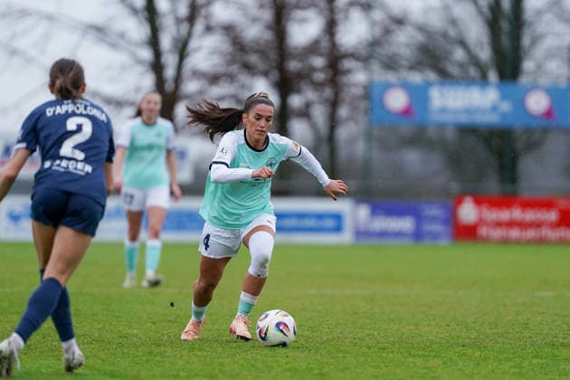 07.12.2025, Fußball, 2. Frauen-Bundesliga, 2025 2026, 12. Spieltag, SC Sand - SG 99 Andernach Besarta Hisenaj (4 Andernach) läuft mit dem Ball.