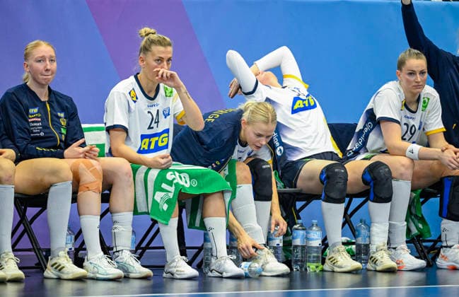 DORTMUND, GERMANY 20251207 Sweden s Tyra AxnÃ r, Nathalie Hagman, Nina Koppang, Elin Hansson and Kristin Thorleifsdottir are on the bench during Sunday s main round match of the Women s Handball World Championship, WM, Weltmeisterschaft between Sweden and Angola at the Westfalenhalle in Dortmund, Germany.