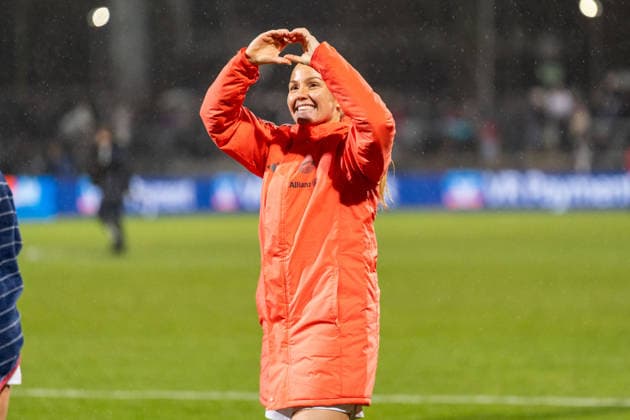 Freisteller, Portrait, Geste, Gestik Glodis Perla Viggosdottir (FC Bayern Muenchen, 04), GER, Eintracht Frankfurt vs. FC Bayern Muenchen, Fussball, Google Pixel Frauen-Bundesliga, 12. Spieltag, Saison 2025 2026, 07.12.2025, DFB REGULATIONS PROHIBIT ANY USE OF PHOTOGRAPHS AS IMAGE SEQUENCES AND OR QUASI-VIDEO, GER, Eintracht Frankfurt vs. FC Bayern Muenchen, Fussball, Google Pixel Frauen-Bundesliga, 12. Spieltag, Saison 2025 2026, 07.12.2025 Frankfurt am Main Copyright: xEibner-Pressefoto Jan-NiclasxGrox EP_JGG