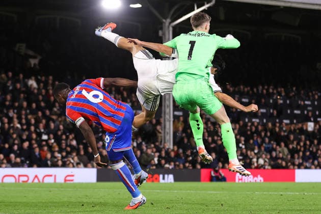 Fulham v Crystal Palace 07 December 2025, London - Premier League Football - Fulham v Crystal Palace - Raul Jimenez of Fulham clashes with Crystal Palace goalkeeper Dean Henderson - Photo: Jacques Feeney Offside. London UK Copyright: xJacquesxFeeneyx xOffsidexOffside