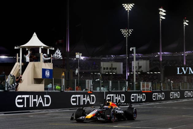Max Verstappen of the Netherlands and Oracle Red Bull Racing , Race, F1 Grand Prix of Abu Dhabi, am 07. December 2025 in Abu Dhabi, United Arab Emirates. (Foto von Diogo Cardoso DeFodi Images) Max Verstappen of the Netherlands and Oracle Red Bull Racing , Race, F1 Grand Prix of Abu Dhabi, Yas Marina Circuit on December 7, 2025 in Abu Dhabi, United Arab Emirates. (Photo by Diogo Cardoso DeFodi Images)