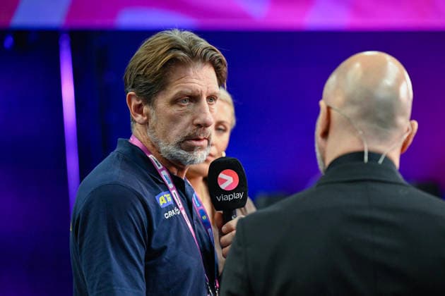 DORTMUND, TYSKLAND 20251207 Sveriges förbundskapten Tomas AxnÃ r intervjuas i tv efter söndagens match i huvudrundan i damernas handbolls-VM mellan Sverige och Angola i Westfalenhalle i Dortmund, Tyskland.