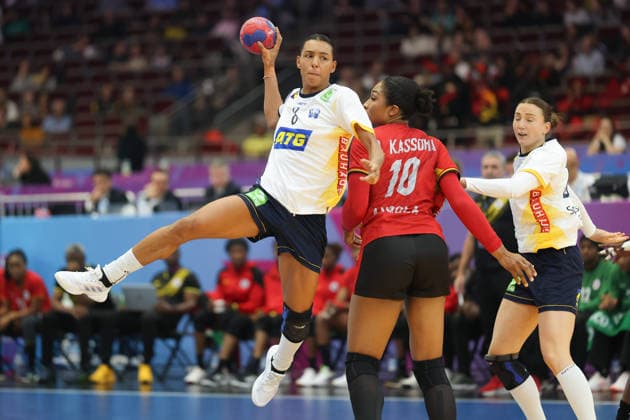 Angola - Schweden, IHF Handball-WM der Frauen Jamina Roberts (Schweden, 8) kommt gegen Albertina Kassoma (Angola, 10) zum Wurf. 3. Hauptrundenspiel der Handball-WM der Frauen zwischen Angola und Schweden am 7. Dezember 2025 in der Westfalenhalle in Dortmund., Dortmund Nordrhein-Westfalen Deutschland Westfalenhalle
