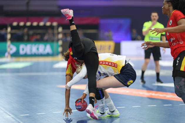 Angola - Schweden, IHF Handball-WM der Frauen Natalia Santos (Angola, 9) landet auf dem Rücken von Emma Lindkvist (Schweden, 23) und bekommt eine Zwei-Minuten-Zeitstrafe. 3. Hauptrundenspiel der Handball-WM der Frauen zwischen Angola und Schweden am 7. Dezember 2025 in der Westfalenhalle in Dortmund., Dortmund Nordrhein-Westfalen Deutschland Westfalenhalle