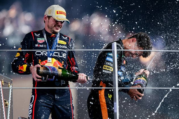 Lando Norris of Great Britain and McLaren and Max Verstappen of the Netherlands and Oracle Red Bull Racing , Race, F1 Grand Prix of Abu Dhabi, am 07. December 2025 in Abu Dhabi, United Arab Emirates. (Foto von Diogo Cardoso DeFodi Images) Lando Norris of Great Britain and McLaren and Max Verstappen of the Netherlands and Oracle Red Bull Racing , Race, F1 Grand Prix of Abu Dhabi, Yas Marina Circuit on December 7, 2025 in Abu Dhabi, United Arab Emirates. (Photo by Diogo Cardoso DeFodi Images)