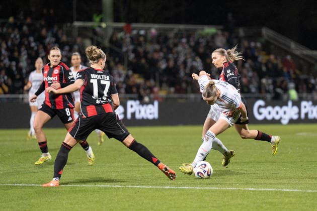 07.12.2025, xhfmx, Fussball Google Pixel Frauen-Bundesliga, Eintracht Frankfurt - FC Bayern Pia-Sophie Wolter (Eintracht Frankfurt, 17) und Franziska Kett (FC Bayern München, 20) im Zweikampf (DFL DFB REGULATIONS PROHIBIT ANY USE OF PHOTOGRAPHS as IMAGE SEQUENCES and or QUASI-VIDEO) Frankfurt am Main