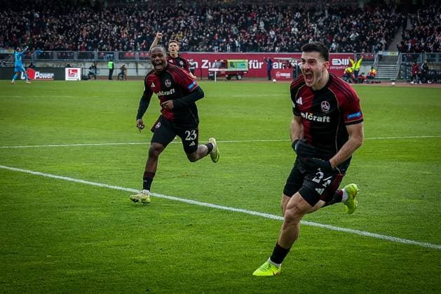 Luca Lochosvili 24 (1FC Nuernberg), rechts, laeuft jubelnd zu den Fans nach seinem Tor zum 1:0, mit Mohamed Ali Zoma 23 (1FC Nuernberg), Emotion, Freude, 1. FC Nuernberg vs. Spvgg Greuther Fuerth, Fussball, 2. Bundesliga, DFL, Saison 2025 2026, Hinrunde, 15. Spieltag, 07.12.2025 DFB regulations prohibit any use of photographs as image sequences and or quasi-video Nuernberg Bayern Deutschland