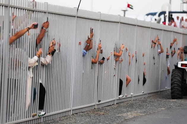 F1 - ABU DHABI GRAND PRIX 2025 spectators, fans taking pictures with their phones through the fence during the 2025 Formula 1 Abu Dhabi Grand Prix, 24th round of the 2025 FIA Formula One World Championship, WM, Weltmeisterschaft from December 05 to 07, 2025 on the Yas Marina Circuit, in Abu Dhabi, United Arab Emirates - Abu DhabiUnited Arab Emirates  Copyright: xANTONINxVINCENTx