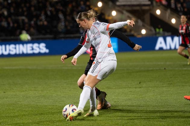 07.12.2025, xhfmx, Fussball Google Pixel Frauen-Bundesliga, Eintracht Frankfurt - FC Bayern Klara Bühl (FC Bayern München, 17) im Zweikampf (DFL DFB REGULATIONS PROHIBIT ANY USE OF PHOTOGRAPHS as IMAGE SEQUENCES and or QUASI-VIDEO) Frankfurt am Main